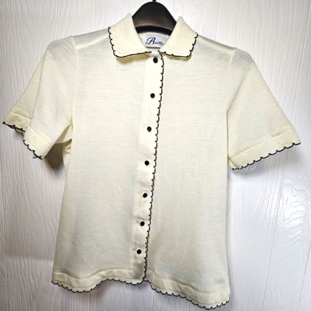 Vintage Cream Butte Top with scalloped Trim.